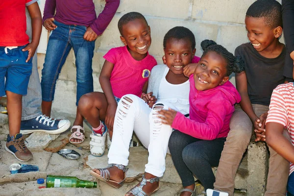 Aina Hymyilemässä Rajatut Muotokuva Ryhmä Lapsia Yhteisön Tiedotustilaisuudessa — kuvapankkivalokuva