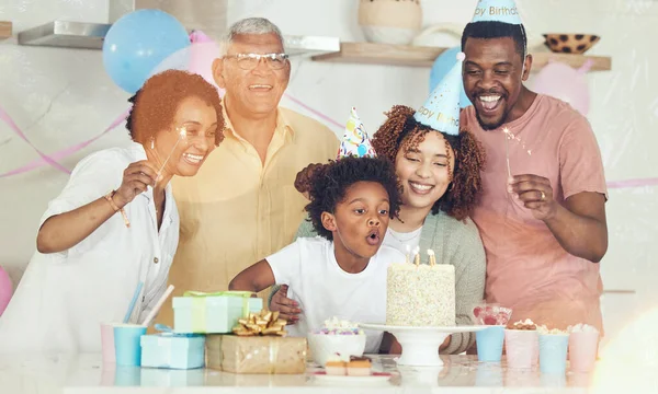 Urodziny Impreza Ciasto Rodziną Kuchni Uroczystość Więzi Czuły Szczęście Podekscytowani — Zdjęcie stockowe
