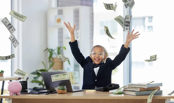 사무실 금전적 내리는 미소와 관리에 재정적 성공에 여성의 재정적 기념은 — 스톡 사진