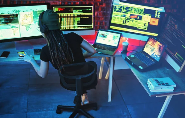 Kodlama Hacker Kadın Bilgisayar Geceleri Siber Güvenlik Programlama Büyük Veriler — Stok fotoğraf