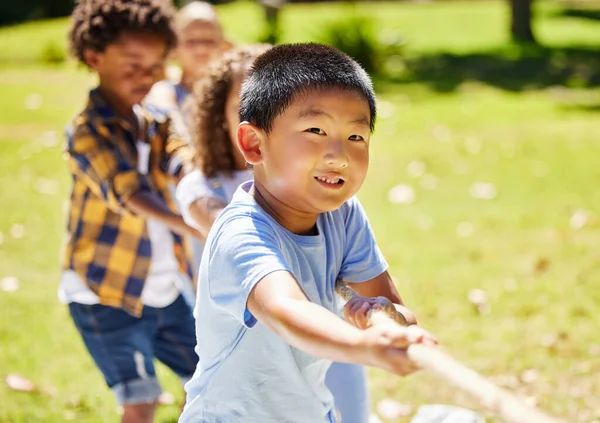 Plezier Spelletjes Kinderen Die Zomers Samen Trekken Een Park Speeltuin — Stockfoto