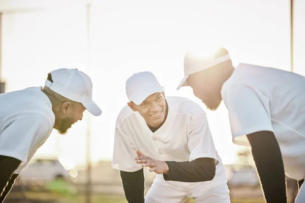 团队合作 棒球或男性规划与动机 希望或信念的训练比赛或运动场上的比赛 与为任务目标而兴奋的快乐运动员团体的垒球 微笑或领导 — 图库照片
