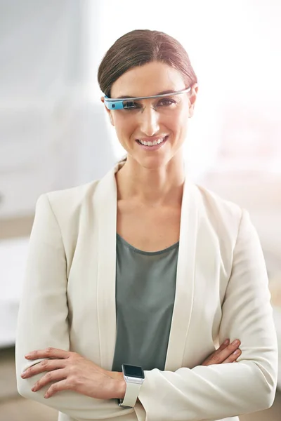 Wprowadzanie Wirtualnej Rzeczywistości Portret Młodej Bizneswoman Stojącej Biurze Inteligentnych Okularach — Zdjęcie stockowe