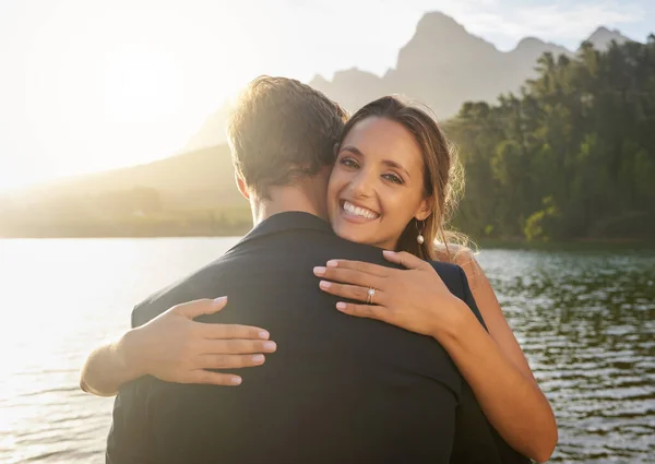 Весілля Озеро Портрет Щасливої Пари Обіймається Природою Водою Пристрастю Посмішкою — стокове фото