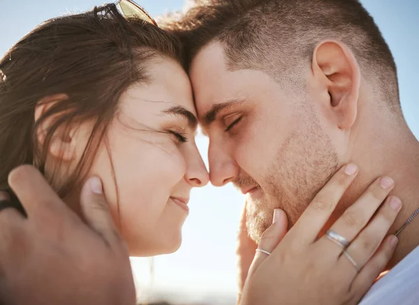 Yaz Boyunca Avustralya Evlilik Tatil Için Gülümseyerek Kucaklaşmak Aşk Çift — Stok fotoğraf