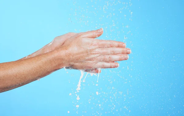Närbild Kvinna Vattendroppar Och Tvätta Händerna Blå Bakgrund Studio Och — Stockfoto