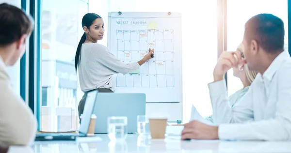 Geschäftsleute Coaching Und Besprechungen Auf Whiteboard Zur Terminplanung Mit Kalender — Stockfoto