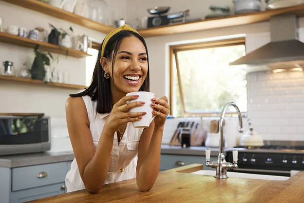 Szczęśliwa Kobieta Kawa Lub Herbata Kuchni Domowej Zrelaksować Się Uśmiechem — Zdjęcie stockowe