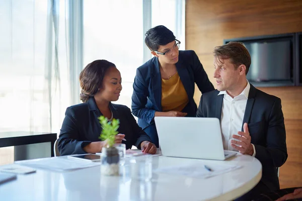 Que Posso Dizer Três Empresários Corporativos Que Trabalham Sala Reuniões — Fotografia de Stock
