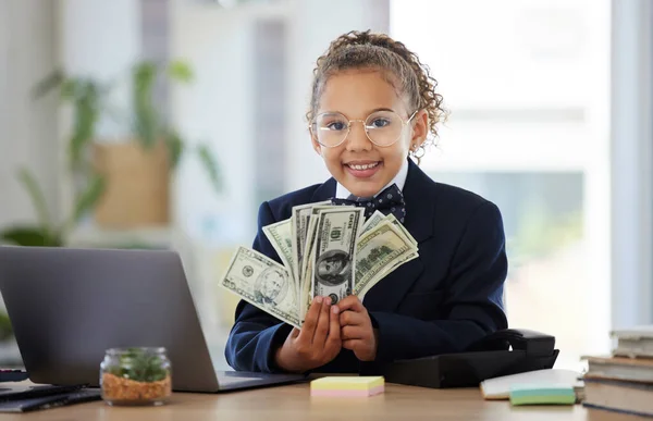 Negócios Retrato Menina Criança Dinheiro Sorriso Óculos Educação Gestão Dinheiro — Fotografia de Stock