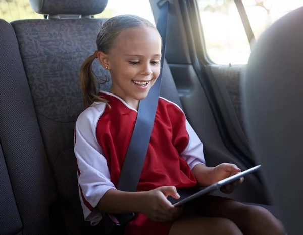 Feliz Menina Criança Com Tablet Sorriso Carro Navegar Line Usar — Fotografia de Stock