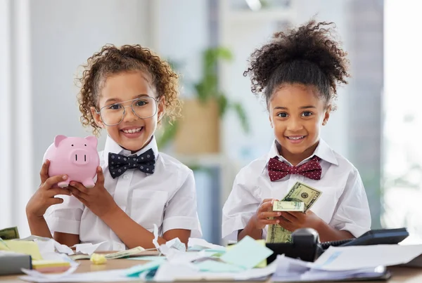 貯金箱 笑顔でビジネスをしている子供たちの肖像 お金管理や予算計画の教育 幸せな企業の子供たちと将来の金融への貯蓄と投資の肖像 — ストック写真
