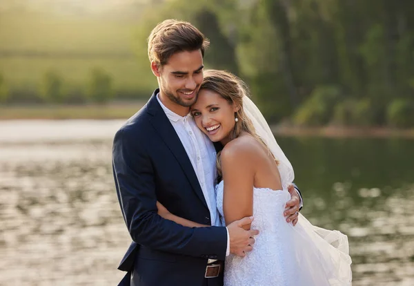 Casal Feliz Casamento Abraço Sorriso Pelo Lago Água Para Fuga — Fotografia de Stock