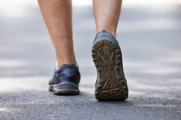 在室外有氧锻炼或耐力锻炼时和一个男人一起在街上散步 在街上接受健康或生活方式训练的男子跑步者或运动员的背部 运动和健康 — 图库照片