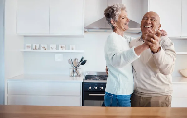 Aşk Emeklilik Dans Mutfakta Yaşlı Bir Çift Hafta Sonu Romantizmi — Stok fotoğraf