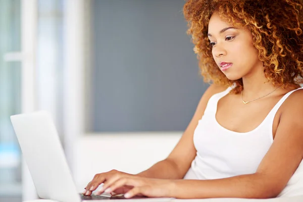 Pozostając Aktywnym Społecznie Online Młoda Kobieta Korzystająca Laptopa Kanapie Domu — Zdjęcie stockowe