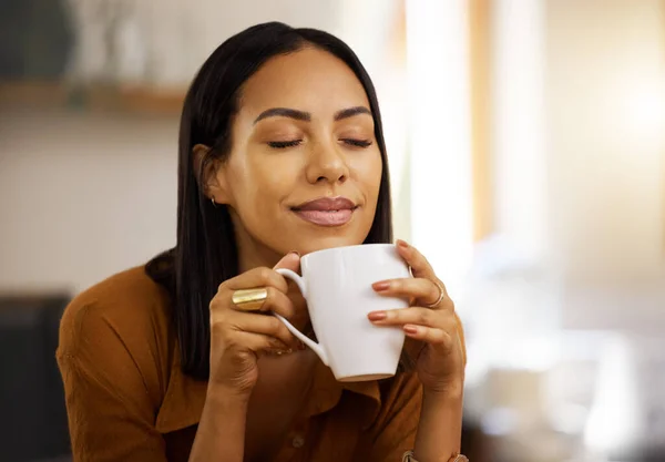 Szczęśliwy Uśmiech Kawa Kobieta Domu Kuchni Gorącym Napojem Uczucie Relaksu — Zdjęcie stockowe
