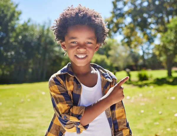 非洲男孩 带着微笑 快乐或在户外阳光下嬉闹的指尖和公园肖像 年轻的黑人孩子 夏天时用手指和手在草地上打手势 脸上洋溢着兴奋的表情 快乐而自由地玩耍 — 图库照片