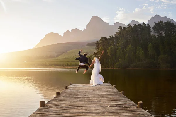 Casamento Noiva Noivo Saltando Lago Juntamente Com Paixão Amor Romance — Fotografia de Stock