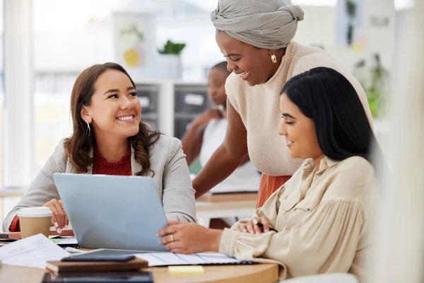Бизнес Женщины Разнообразие Сотрудничество Ноутбуке Группы Веб Аналитики Офисе Командная — стоковое фото