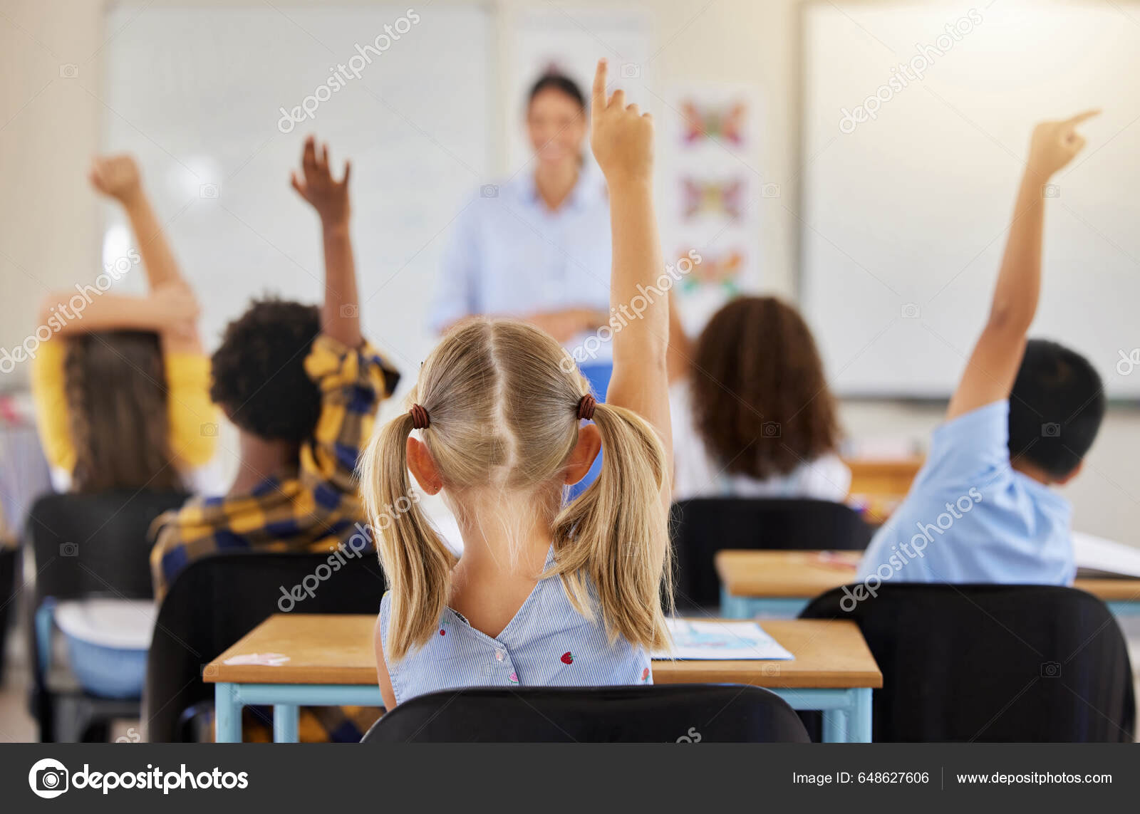 El Estudiante Levanta Las Manos Haciendo Una Pregunta En Clase En La  Universidad Foto de archivo - Imagen de gente, manos: 217582882, image size:1600x1143