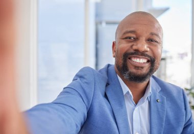 Mutlu siyah adam, bizim için olgun ya da özçekim portresi şirket profil resmi ya da CEO iş tanıtımı. Yönetici, işçi veya çalışan sosyal medyasının gülümsemesi, yüzü veya kurumsal fotoğrafçılığı.