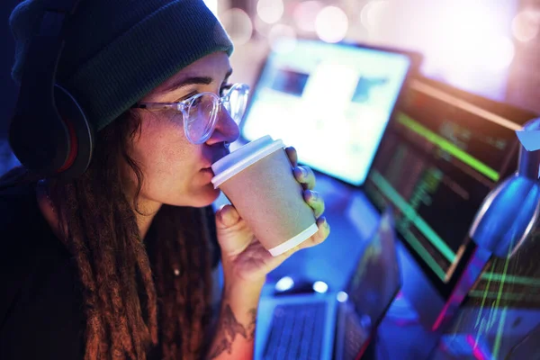 Bilgisayar Kahve Kadın Hacker Geceleri Karanlık Odada Kodlama Şifreleme Araştırma — Stok fotoğraf