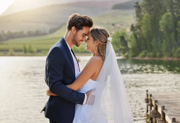 Mutlu Evlilik Çifti Doğada Romantik Bir Balayı Kaçamağı Için Göl — Stok fotoğraf