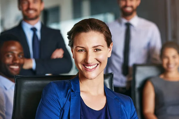 Positif Dan Produktivitas Potret Seorang Pengusaha Tersenyum Duduk Kantor Dengan — Stok Foto