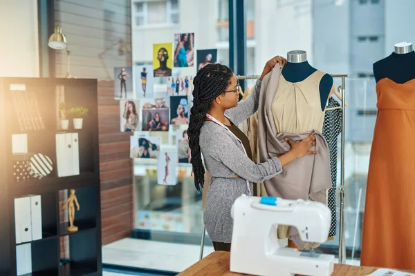 Das Wäre Das Nächstbeste Eine Junge Frau Arbeitet Ihrer Bekleidungsboutique — Stockfoto