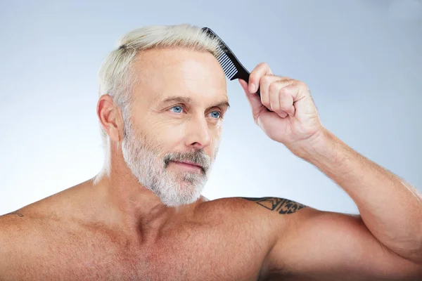 Homem Velho Pentear Cabelo Grooming Beleza Cuidados Com Cabelo Com — Fotografia de Stock