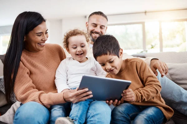 Família Tablet Crianças Aprendendo Line Sala Estar Casa Com Pais — Fotografia de Stock
