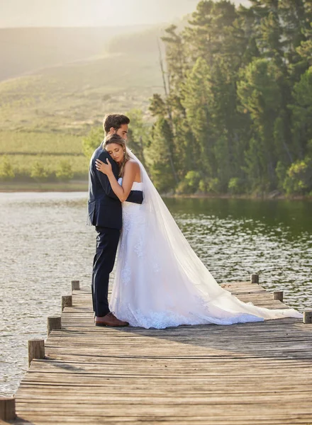 Casamento Casal Abraço Relaxar Lago Para Lua Mel Amor Fuga — Fotografia de Stock