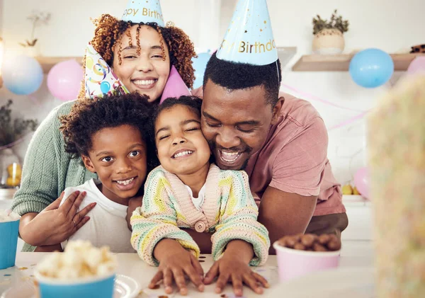 Γενέθλια Πάρτι Και Αγκαλιά Την Οικογένεια Στην Κουζίνα Για Γιορτή — Φωτογραφία Αρχείου