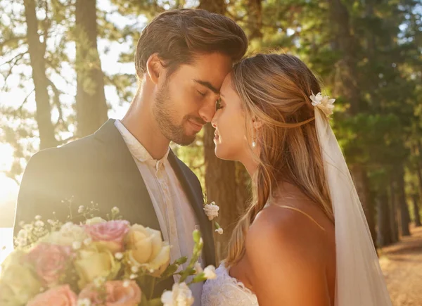 Bröllop Kärlek Och Ansikte Par Park Skog Och Natur För — Stockfoto