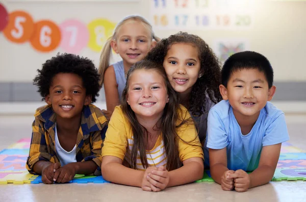 教室での教育 肖像画や幸せな子供たちは サポートと一緒に就学前で学ぶか笑顔 幼稚園での知識のための成長の考え方を持つ子供の発達 多様性または学生 — ストック写真