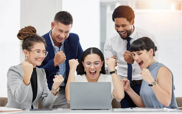 Gente Negocios Laptop Celebración Por Ganar Promoción Bonus Trabajo Equipo —  Fotos de Stock
