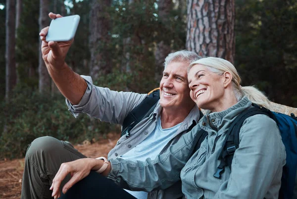 Coppia Anziana Selfie Escursioni Nella Foresta Persone Felici Nella Natura — Foto Stock