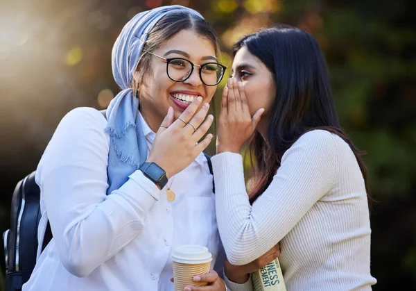 Przyjaciele Plotki Kobiety Rozmawiają Dzielą Się Wieściami Uśmiechem Zaskakują Wesołą — Zdjęcie stockowe