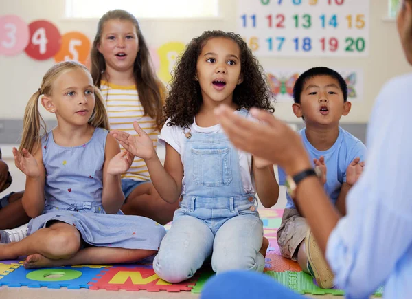 唱歌或孩子们在课堂上一起学习一首歌 以促进语音发展 幼稚园幼儿日间照顾 声乐表演或音乐表演方面的学生 — 图库照片