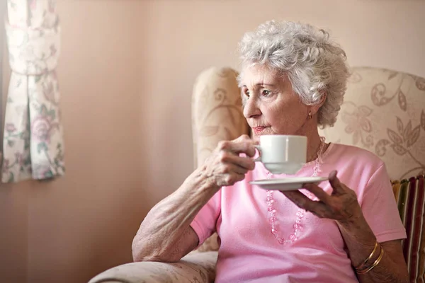 Gedankenverloren Eine Seniorin Bei Einer Tasse Kaffee Hause — Stockfoto