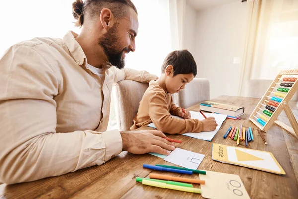 Matematik Öğrenme Evde Kitap Yazan Baba Çocuk Ödevlerine Yardım Eden — Stok fotoğraf