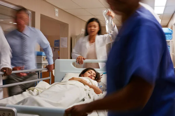 Spěchám Jipku Lékařský Tým Spěchající Vozíkem Nemocniční Chodbou — Stock fotografie