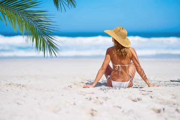 Przyjmując Piękno Plaży Atrakcyjna Młoda Kobieta Ciesząca Się Wakacjami Plaży — Zdjęcie stockowe