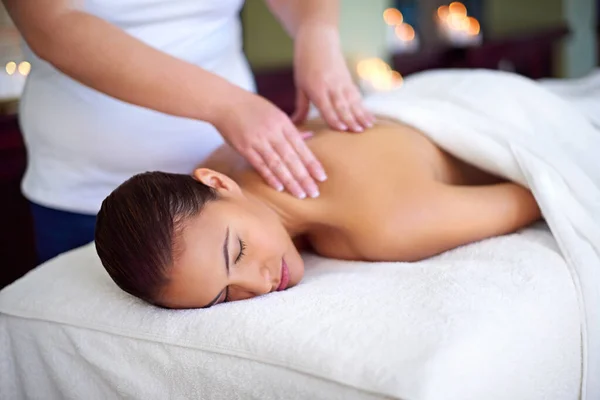 Prenez Temps Pour Vous Une Jeune Femme Bénéficiant Massage Dos — Photo