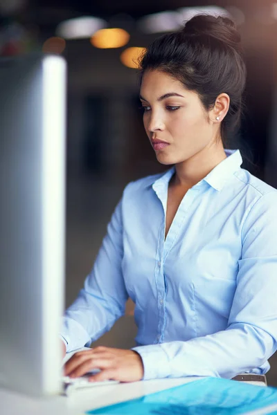 Produktiv Dag Kontoret Ung Affärskvinna Som Arbetar Sin Kontorsdator — Stockfoto