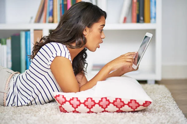 Woah Young Woman Using Her Tablet While Relaxing Home — Stock Photo, Image