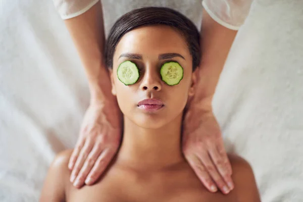 Indulging Much Needed Massage Young Woman Cucumber Slices Her Eyes — Stock Photo, Image