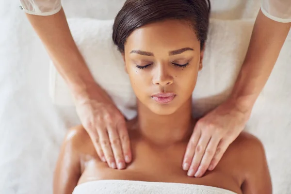 Massaging Her Way Wellness Attractive Young Woman Receiving Relaxing Massage — Stock Photo, Image