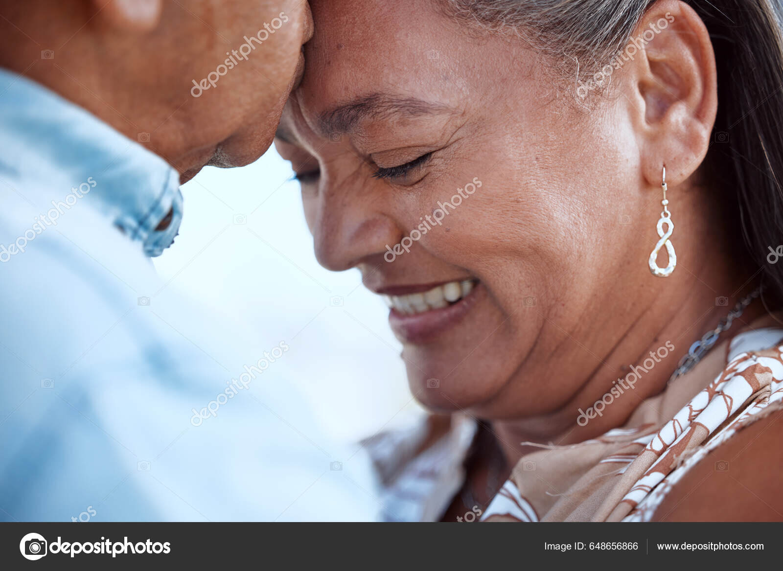 Elderly Couple Kiss Love Happy Together Peace Trust Romantic Closeup —  Stock Photo © PeopleImages.com #648656866